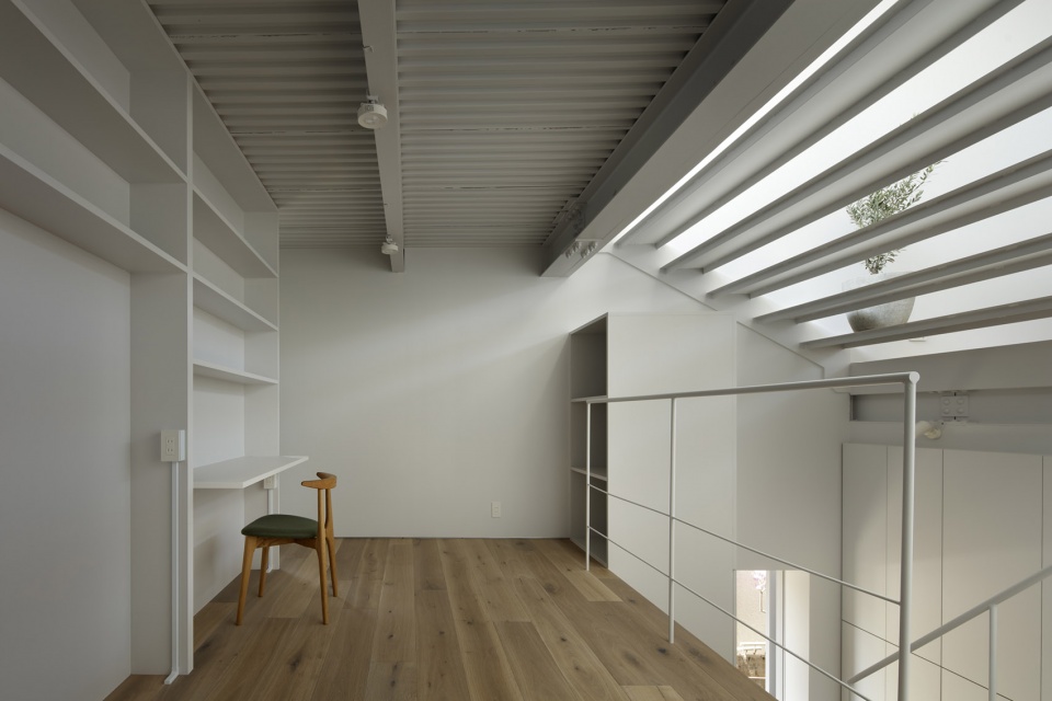 Aquarium House by NAO IWANARI Architecture