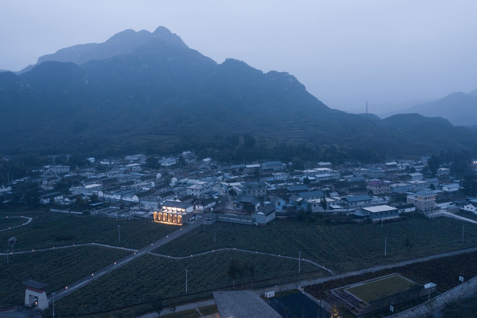 a living room in tiangang zhixing village china by syn architects