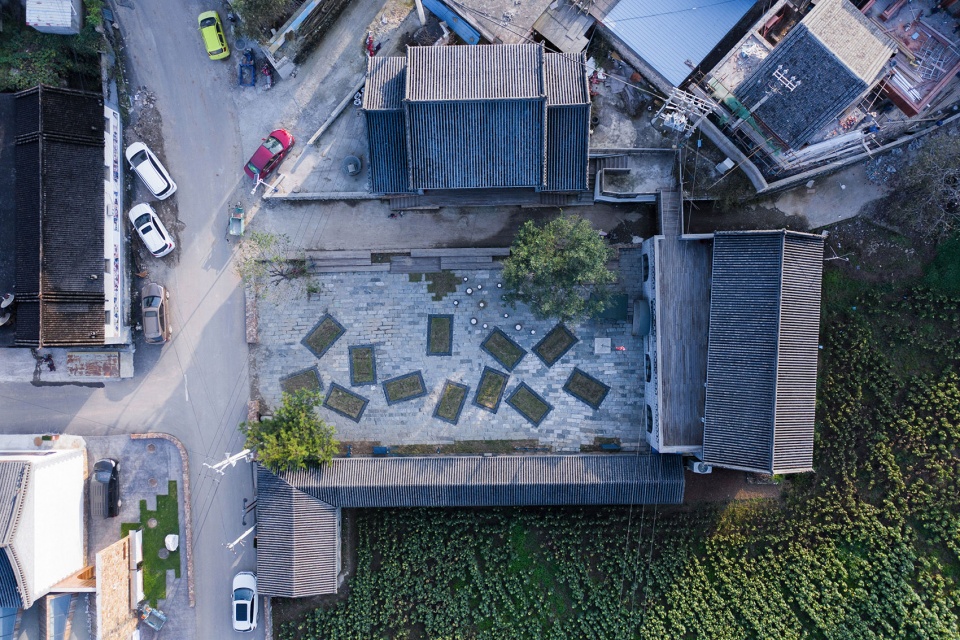a living room in tiangang zhixing village china by syn architects