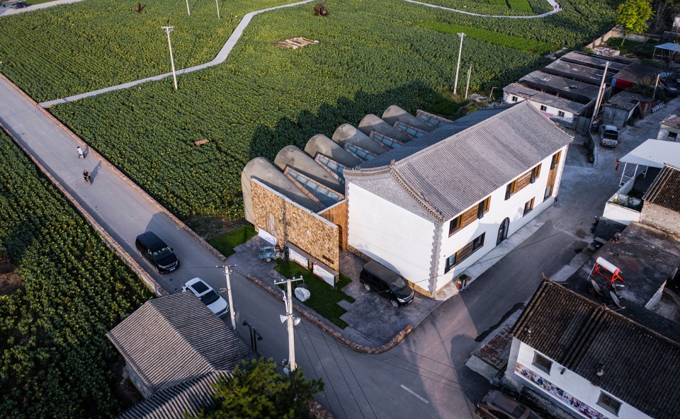 a living room in tiangang zhixing village china by syn architects