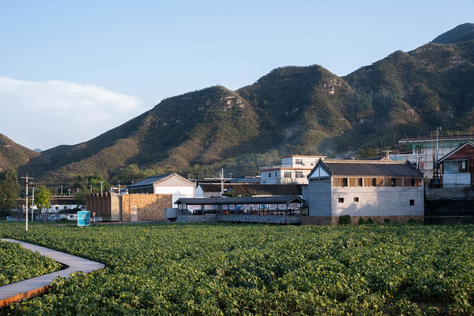 a living room in tiangang zhixing village china by syn architects