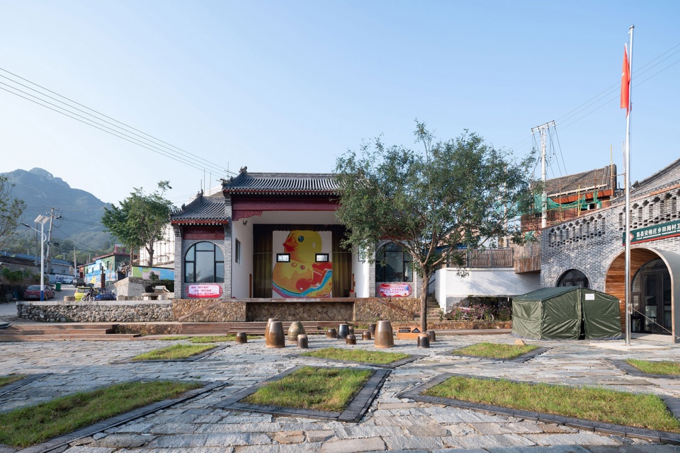 a living room in tiangang zhixing village china by syn architects