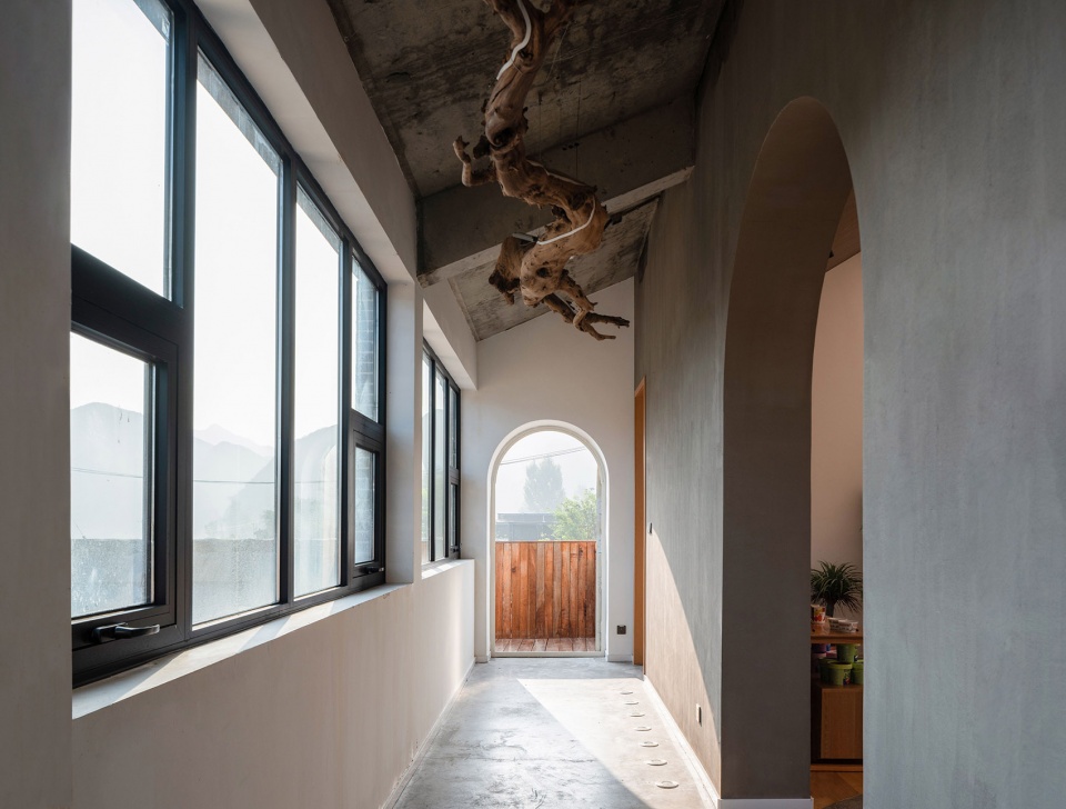 a living room in tiangang zhixing village china by syn architects