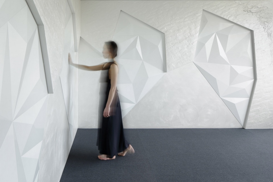 Diamond Resonant Office by Moriyuki Ochiai Architects