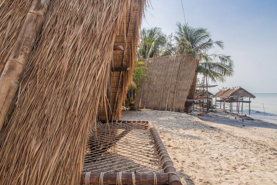Koh Kong Mangrove Lodging by Estudio Cavernas