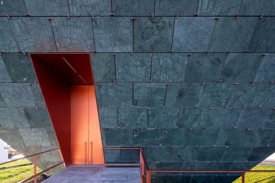 chapel of eternal light by bernardo rodrigues architects