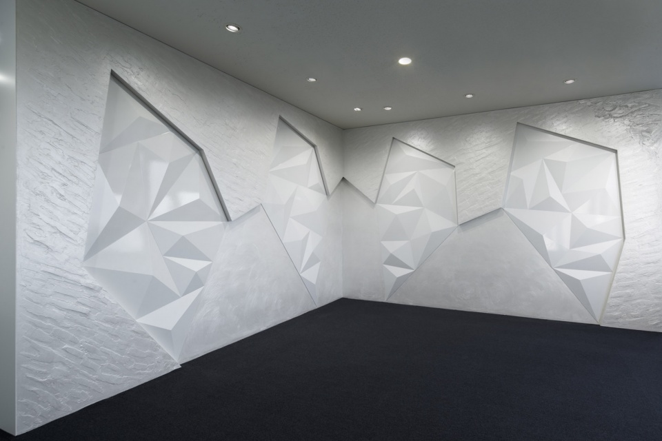 Diamond Resonant Office by Moriyuki Ochiai Architects