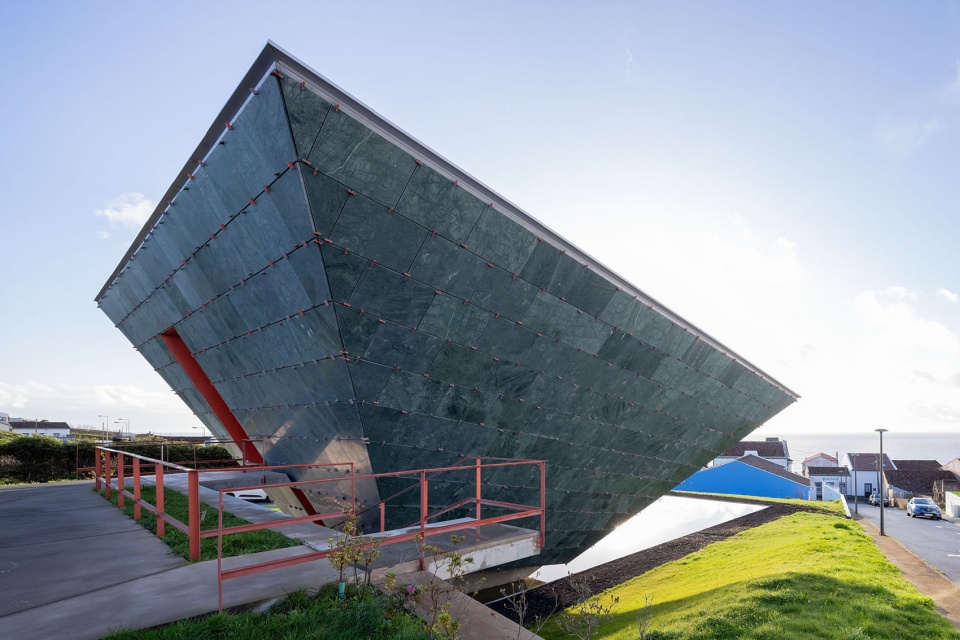 chapel of eternal light by bernardo rodrigues architects