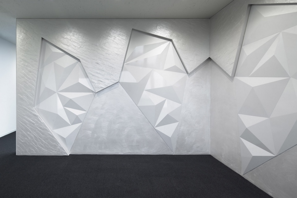 Diamond Resonant Office by Moriyuki Ochiai Architects