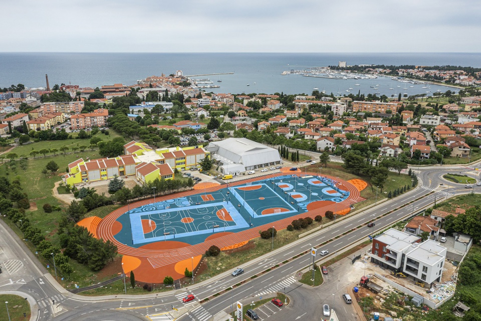 Sports field of Elementary School Marija i Lina by Studio MAU d o o