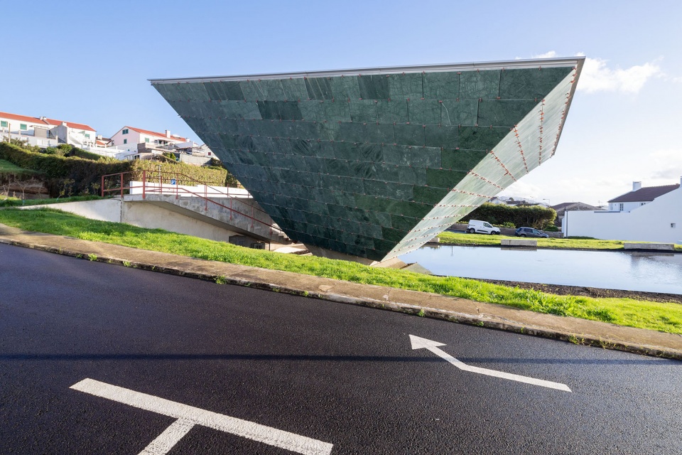 chapel of eternal light by bernardo rodrigues architects