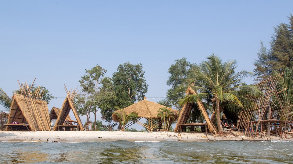 Koh Kong Mangrove Lodging by Estudio Cavernas