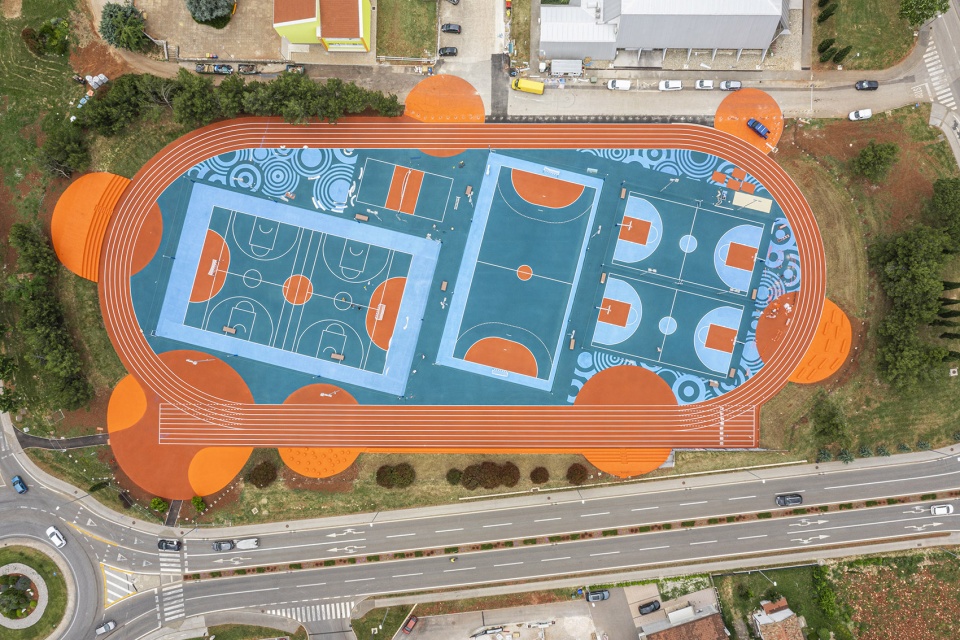 Sports field of Elementary School Marija i Lina by Studio MAU d o o