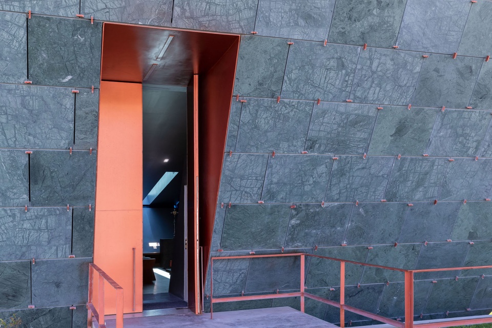 chapel of eternal light by bernardo rodrigues architects