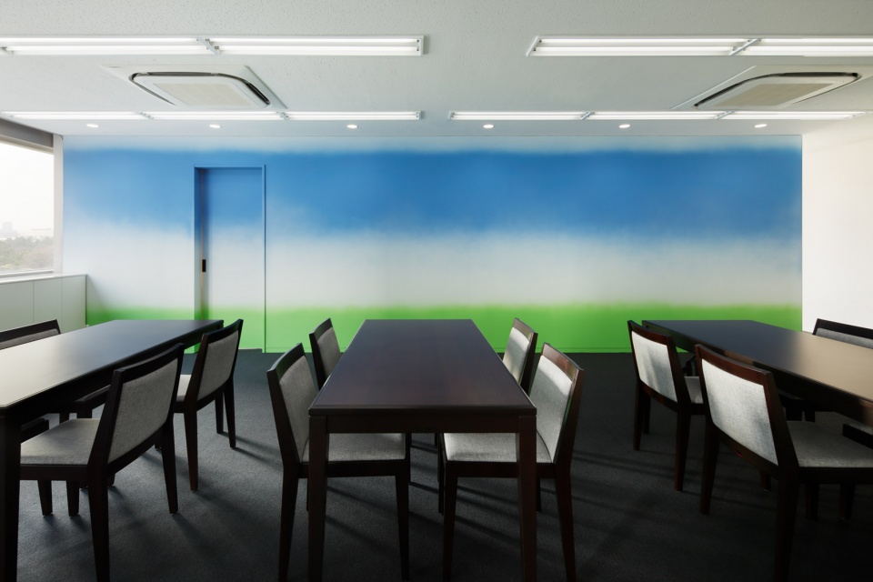 Diamond Resonant Office by Moriyuki Ochiai Architects