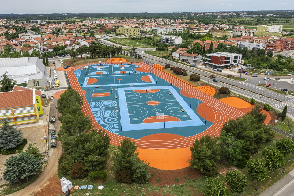 Sports field of Elementary School Marija i Lina by Studio MAU d o o