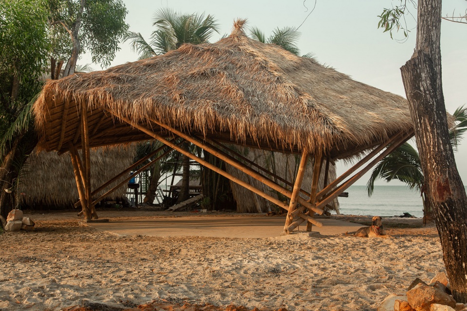 Koh Kong Mangrove Lodging by Estudio Cavernas