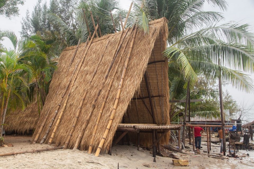 Koh Kong Mangrove Lodging by Estudio Cavernas