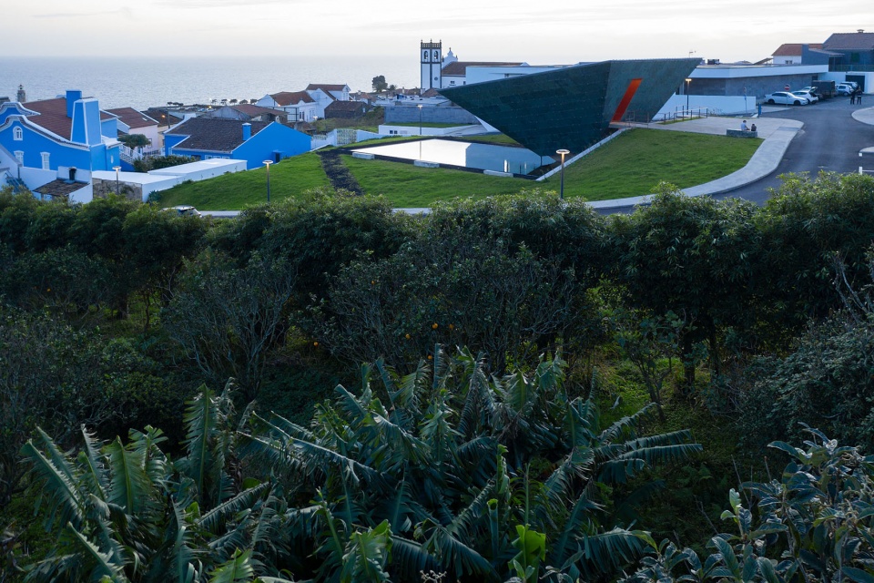 chapel of eternal light by bernardo rodrigues architects