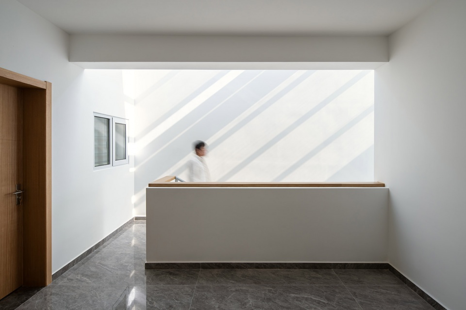 Tiny atrium house RayEmilio studio