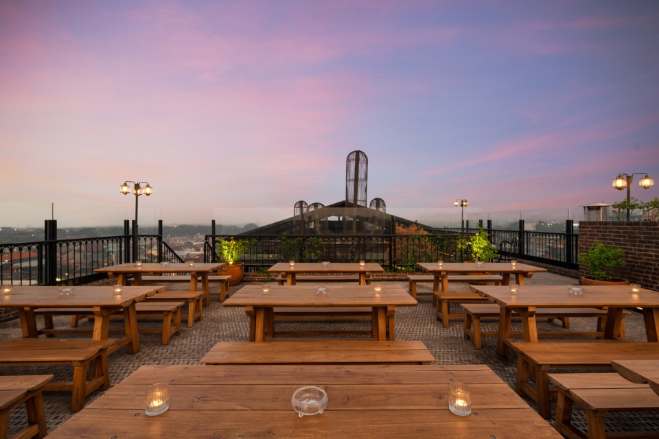 Aom Diningclub by Seniman Ruang