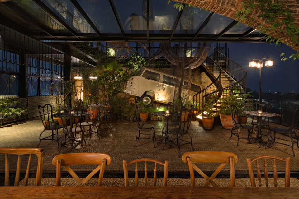 Aom Diningclub by Seniman Ruang