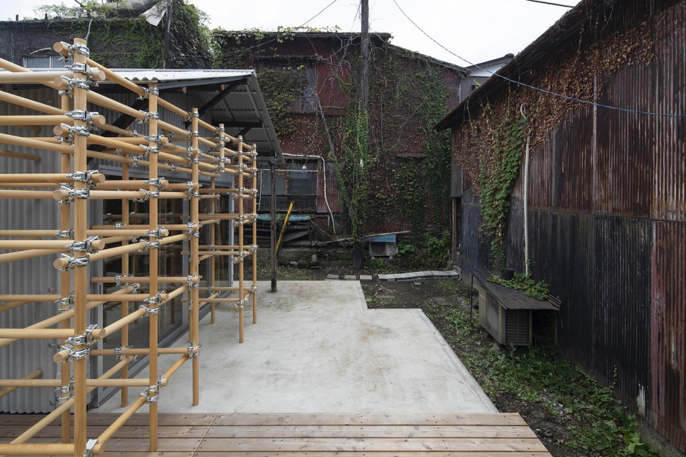 Single storey house in Bandobashi by Roovice Araki Sasaki architects
