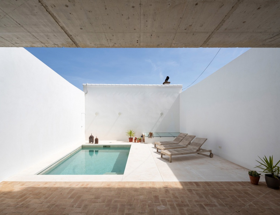 JULIA CALUM HOUSE DTR Studio