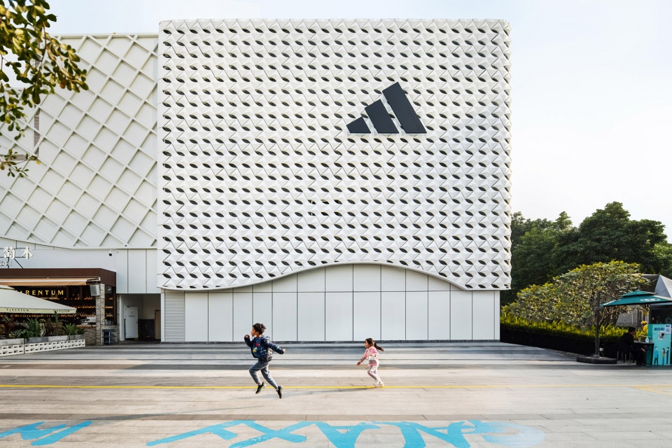 adidas center by storeage