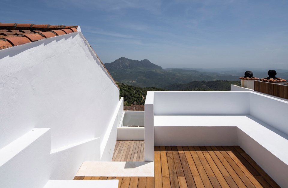 JULIA CALUM HOUSE DTR Studio