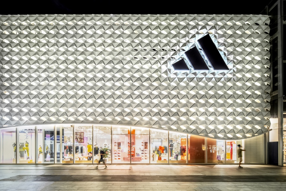 adidas center by storeage