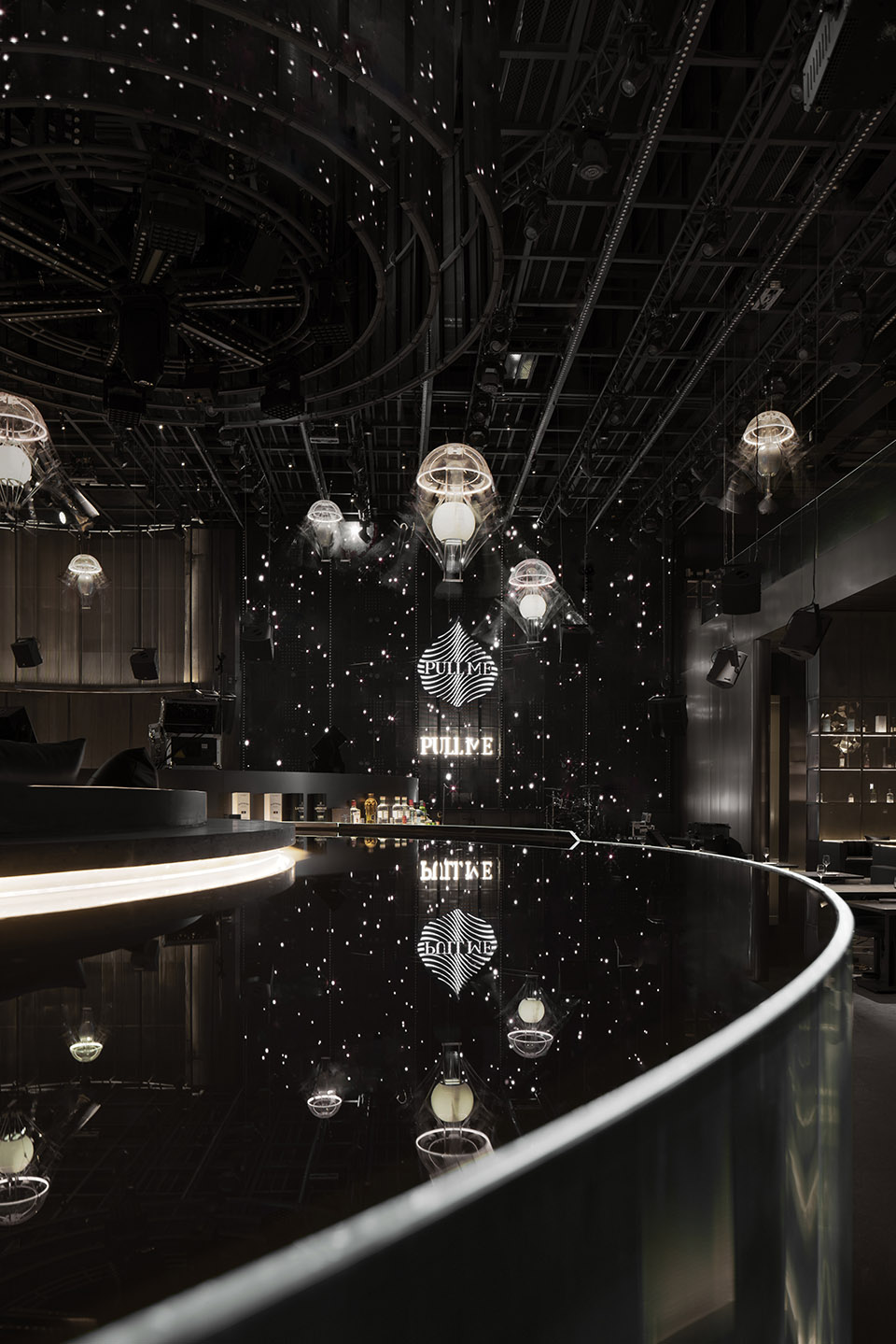PULLME Dining and Bar Balance Design