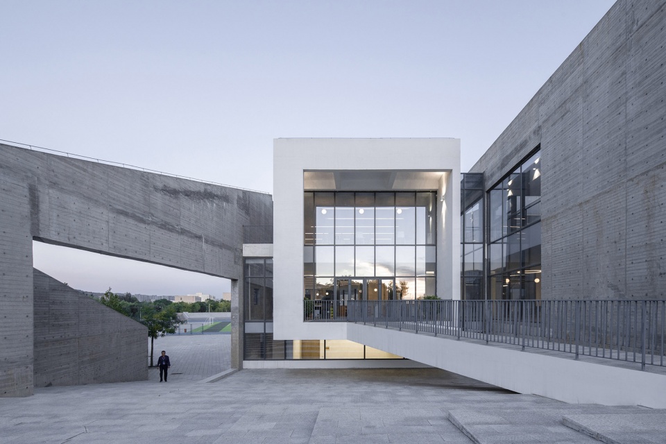 Tuyi Building of Youlan Middle School WAU Design
