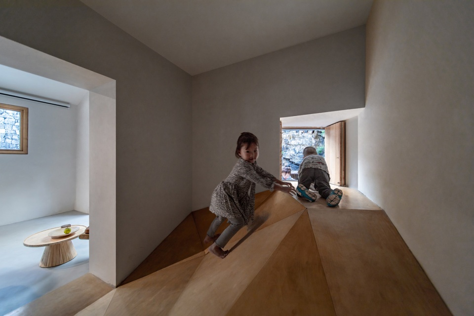 Mountain Dwelling STUDIO FSJ