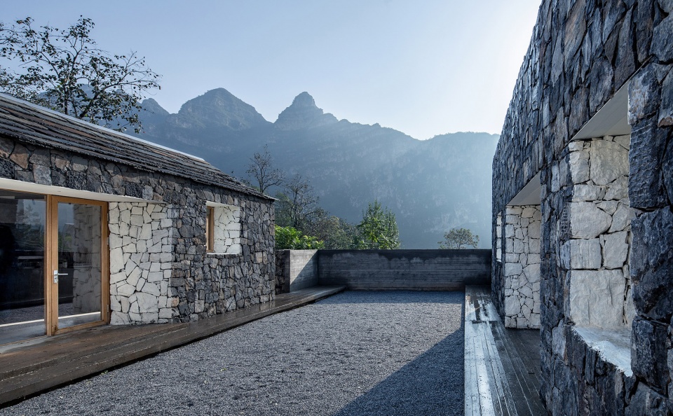 Mountain Dwelling STUDIO FSJ