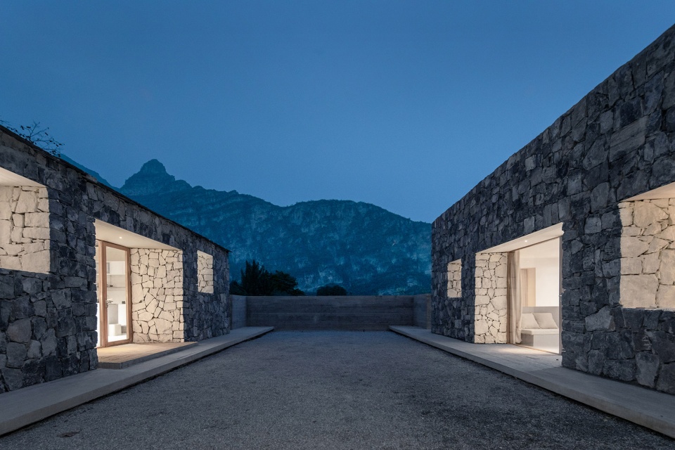 Mountain Dwelling STUDIO FSJ