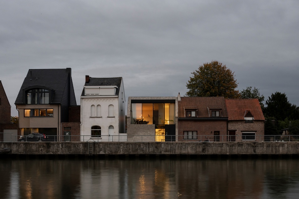 Canal House by Studio Farris Architects