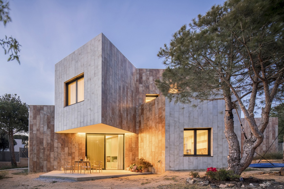 LLO HOUSE by OOIIO Architecture