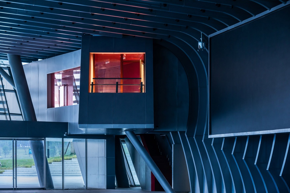 xinglong lake roadshow center by tektonn architects