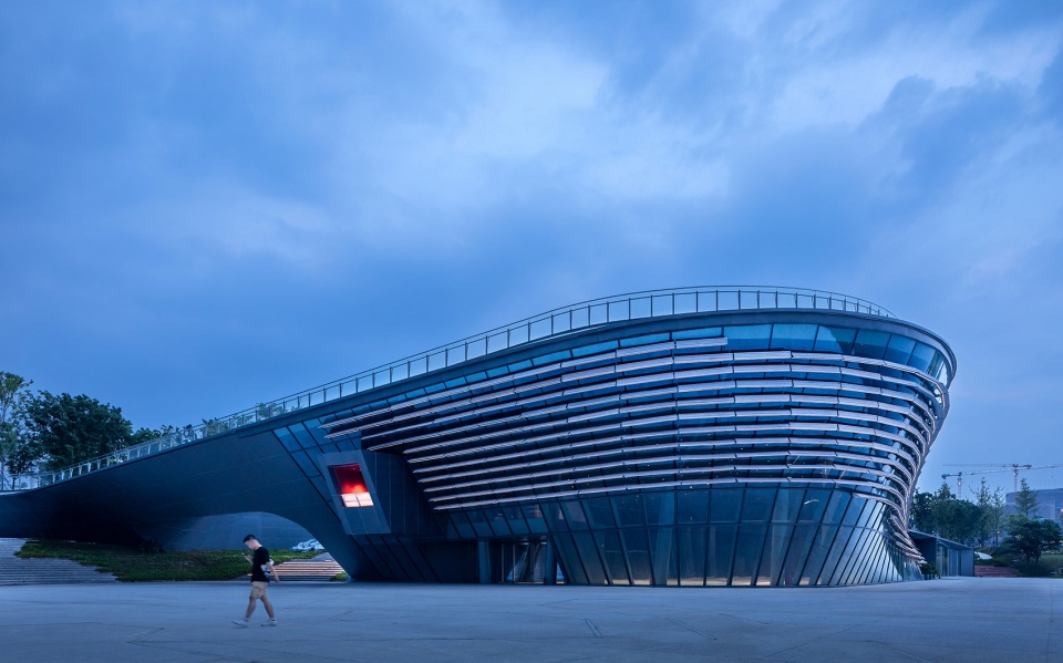 xinglong lake roadshow center by tektonn architects
