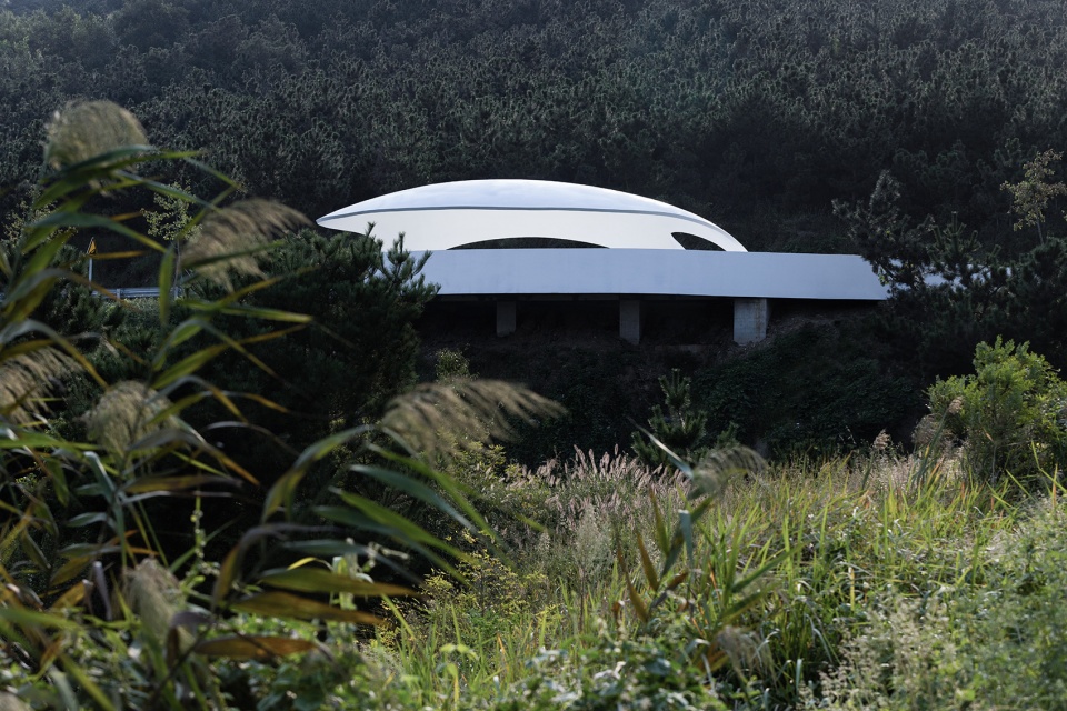 One Leaf Tea Pavilion in Rizhao Lanshan by Kong Xiangwei Studio
