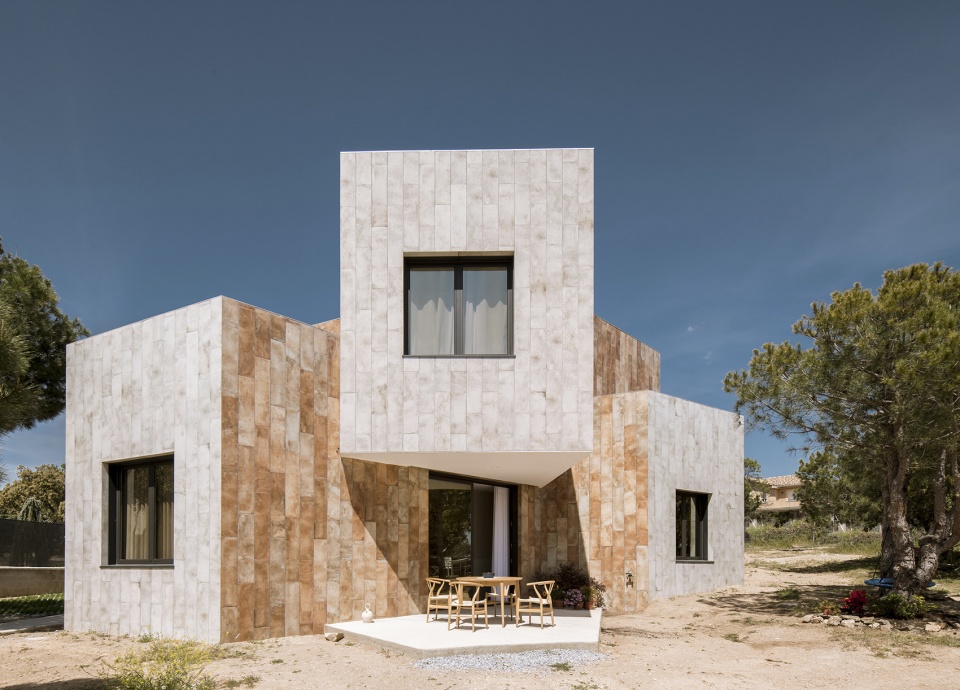 LLO HOUSE by OOIIO Architecture