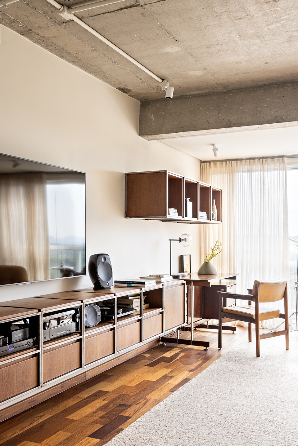 Gale Apartment by MEMOLA ESTUDIO