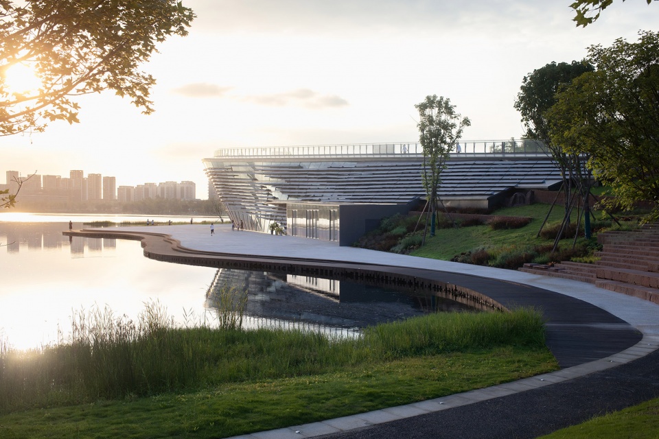 xinglong lake roadshow center by tektonn architects