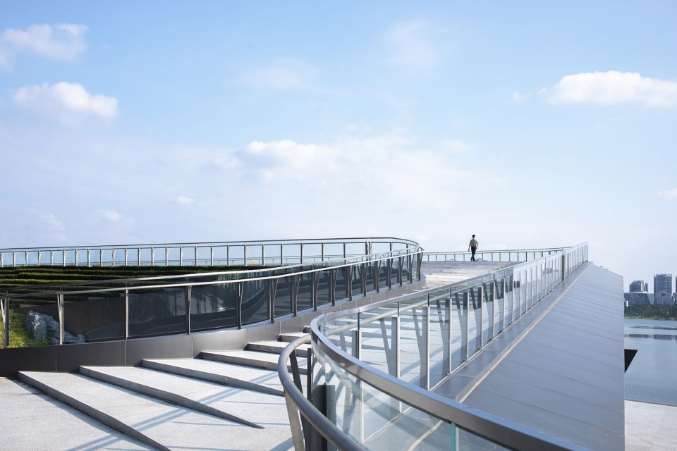 xinglong lake roadshow center by tektonn architects