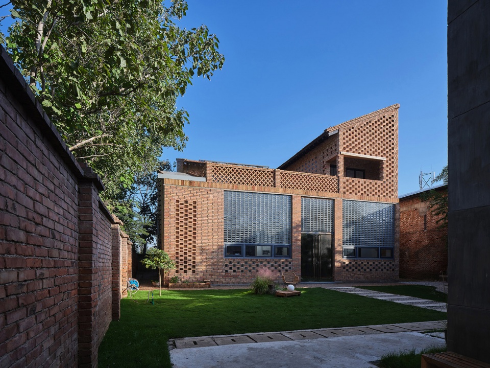 Glass Brick Dwelling in Bayi Village Weinan