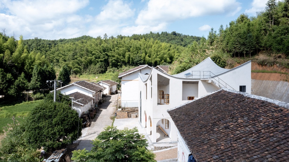a rural art studio by jumping house lab