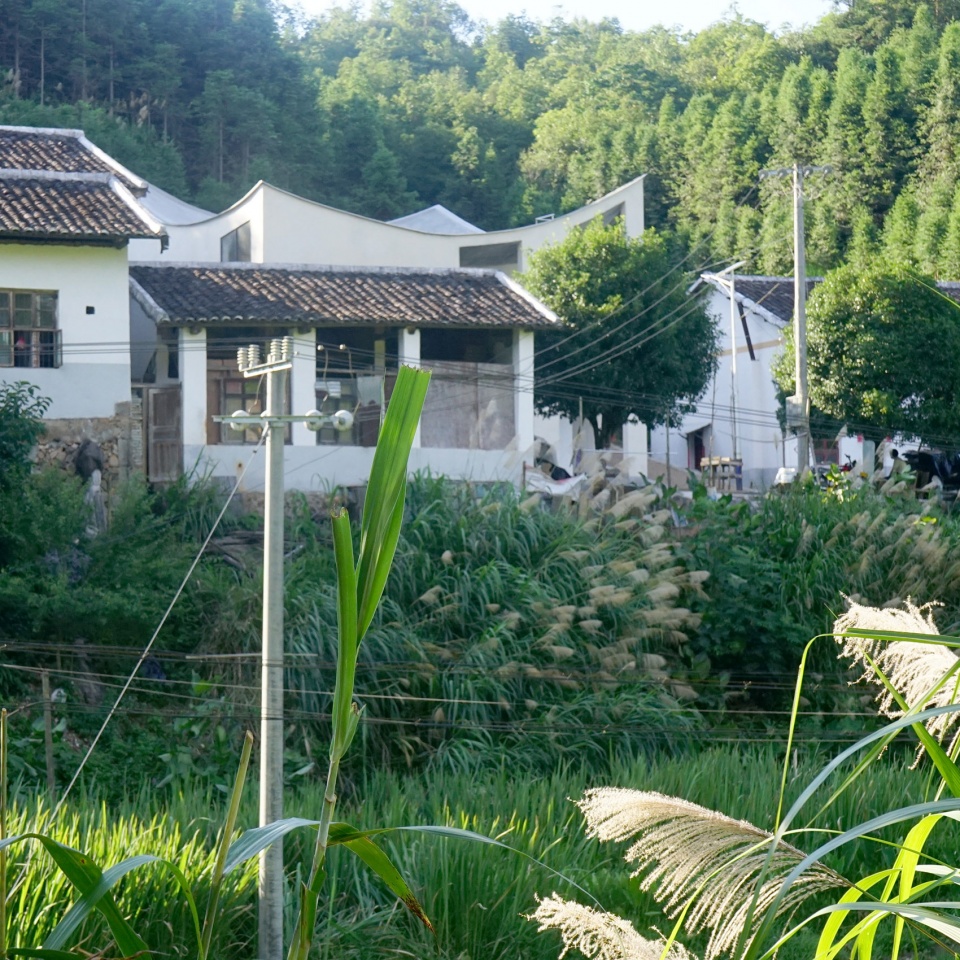a rural art studio by jumping house lab