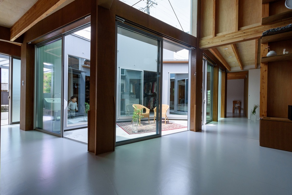 Courtyard House with Seven Rooms by Takayuki Kuzushima and Associates