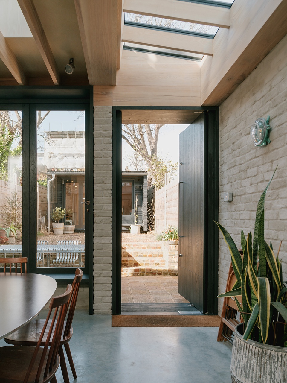 Magpie House by DGN Studio